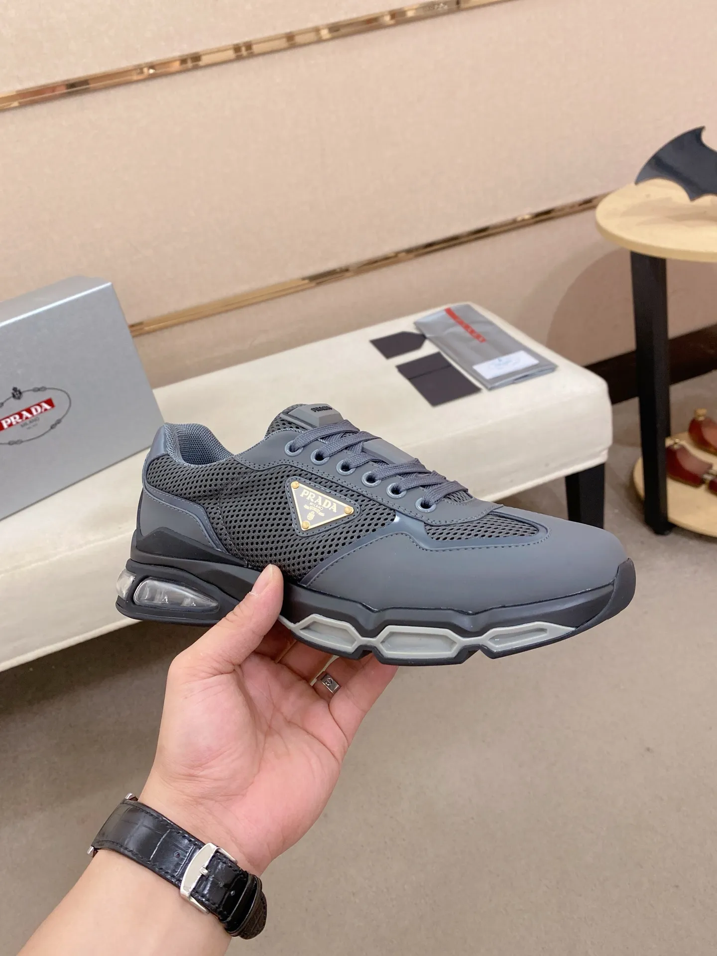 Factory price 660💰 ✔️✔️✔️High version High-quality new PRADA (Prada) counters are on the market at the same time, new men's shoes, 😘fabrics imported first-layer cowhide and mesh fabrics, purely handmade. Lining: Full cowhide lining. 👍🏿 High-end ☄️ air-cushion molded anti-slip rubber outsole, exquisite lines, simple and elegant, comfortable and high-end for leisure travel. Code number: 38 to 45